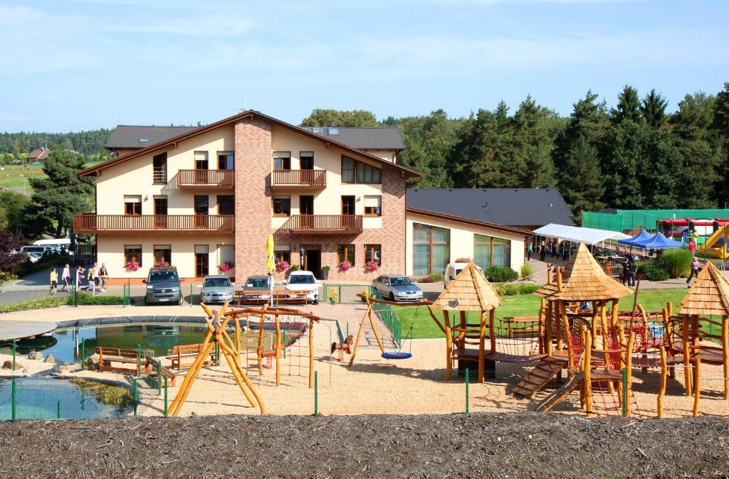 un parque infantil frente a un edificio con complejo en Sportpenzion Pohoda, en Plzeň