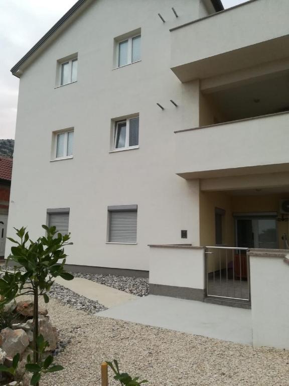 Budova, v ktorej sa apartmán nachádza