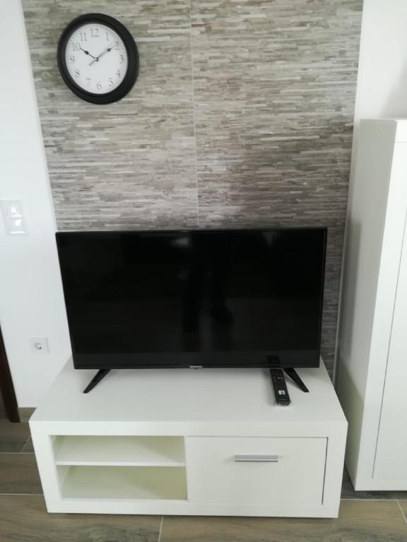 Televízia a/alebo spoločenská miestnosť v ubytovaní Apartment Villa Bijele Stijene