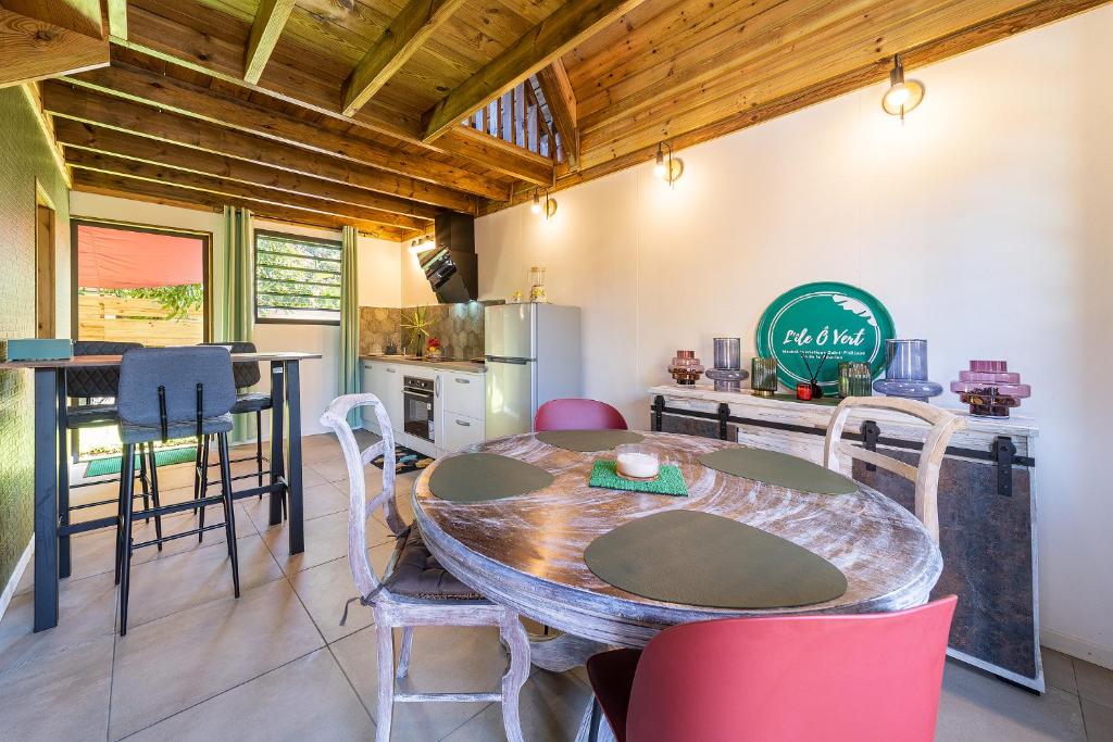 Fotografie z fotogalerie ubytování Charmant chalet avec jacuzzi, L'île Ô Vert v destinaci Saint-Philippe