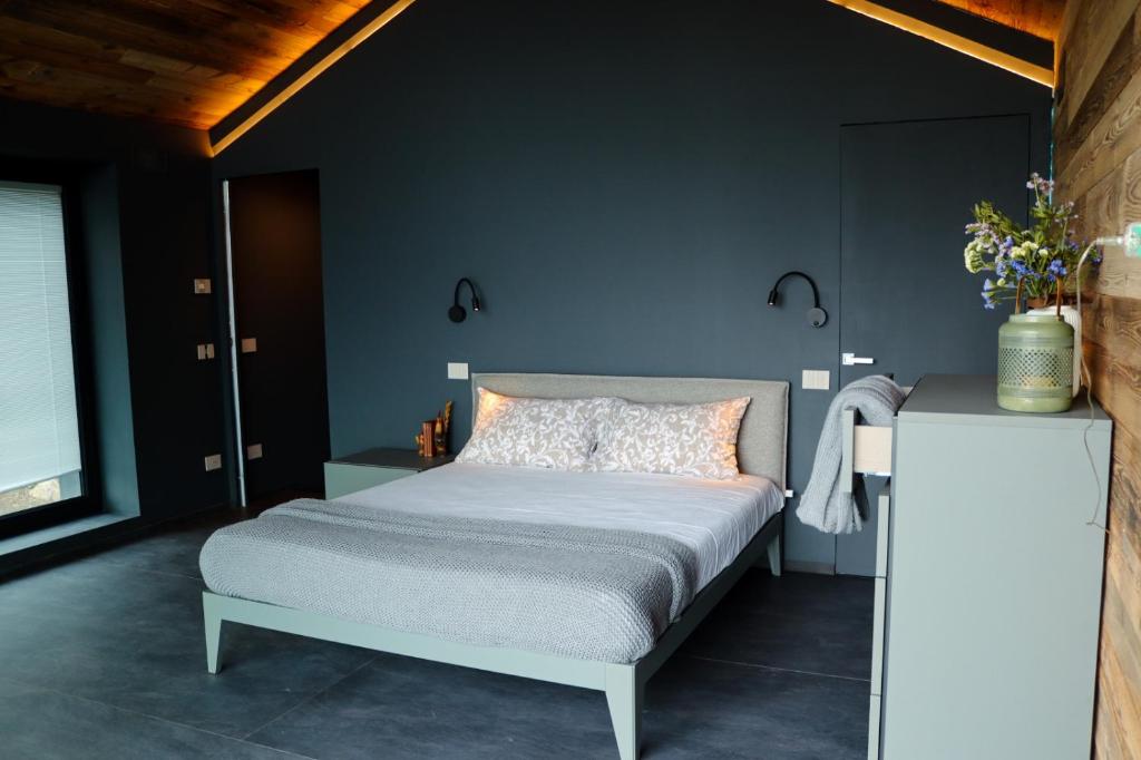 una camera con letto e parete blu di Le Volpi Luxury Apartments a Gressan