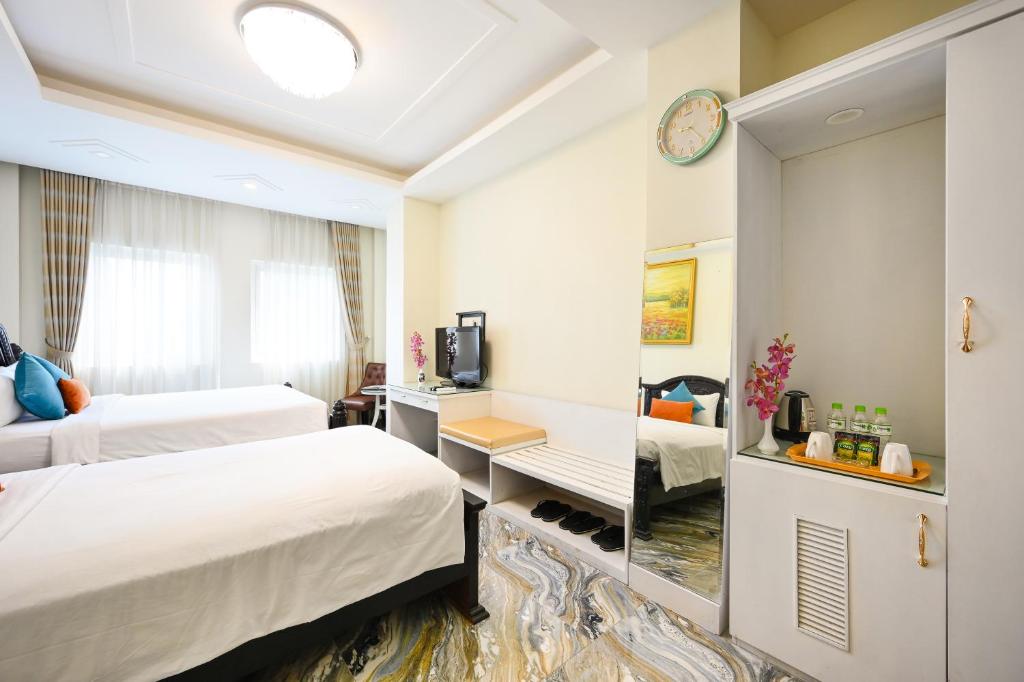 Giường trong phòng chung tại Nicecy Saigon Hotel
