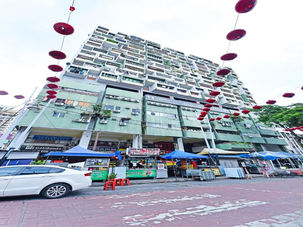 un gran edificio con un coche aparcado delante de él en OYO 90138 Hotel Elwarda Klcity, en Kuala Lumpur