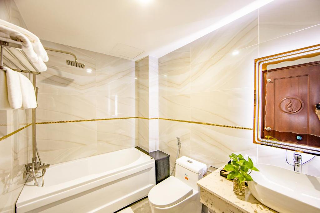 Phòng tắm tại Nicecy Saigon Hotel