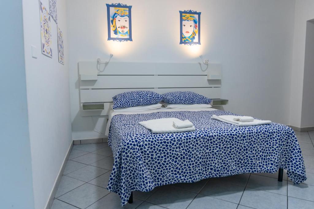 タオルミーナにあるモルフェオ B&Bのベッドルーム1室(ベッド1台、タオル2枚付)