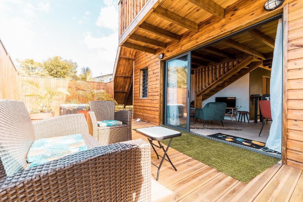 Balkón nebo terasa v ubytování Charmant chalet avec jacuzzi, L'île Ô Vert