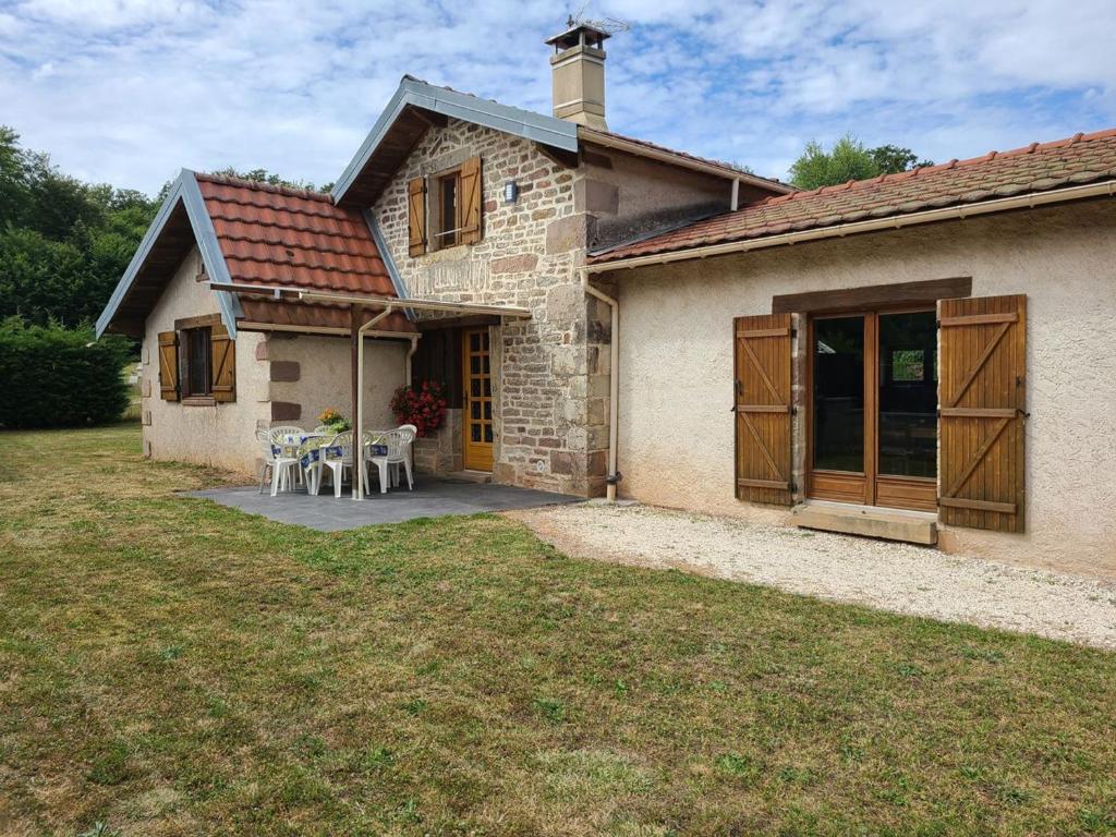 a house with a table and chairs in the yard at Gîte Renauvoid, 4 pièces, 6 personnes - FR-1-589-417 in Chantraine