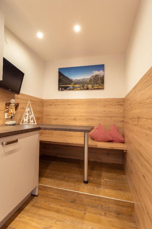 sauna con panca e TV di Fernerblick Apartments a Tux