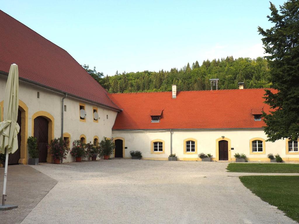 um grande edifício branco com telhados vermelhos em Schloss Ehrenfels em Hayingen