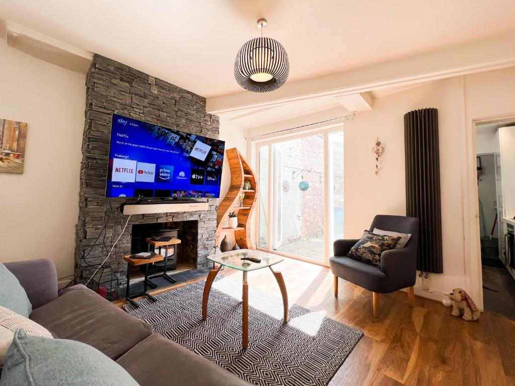 sala de estar con sofá y chimenea en Premium Cheltenham Townhouse - By Suitely en Cheltenham