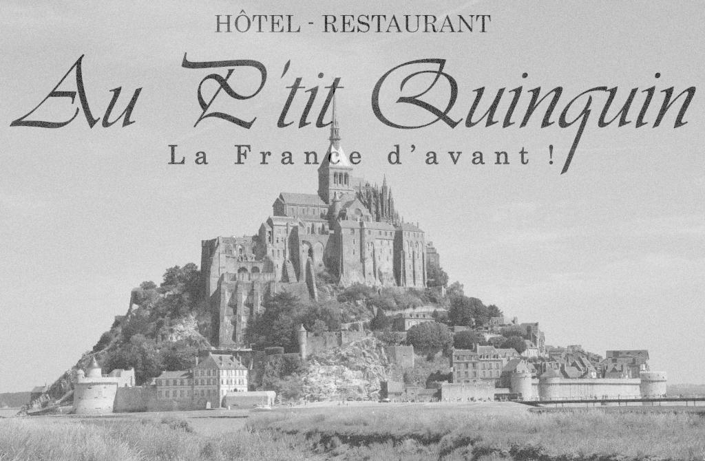 une photo en noir et blanc d'un château sur une montagne dans l'établissement Au P'tit Quinquin, à Céaux
