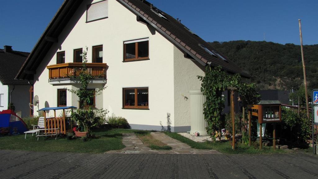 uma casa branca com uma varanda ao lado em Ferienwohnung Herold em Alken