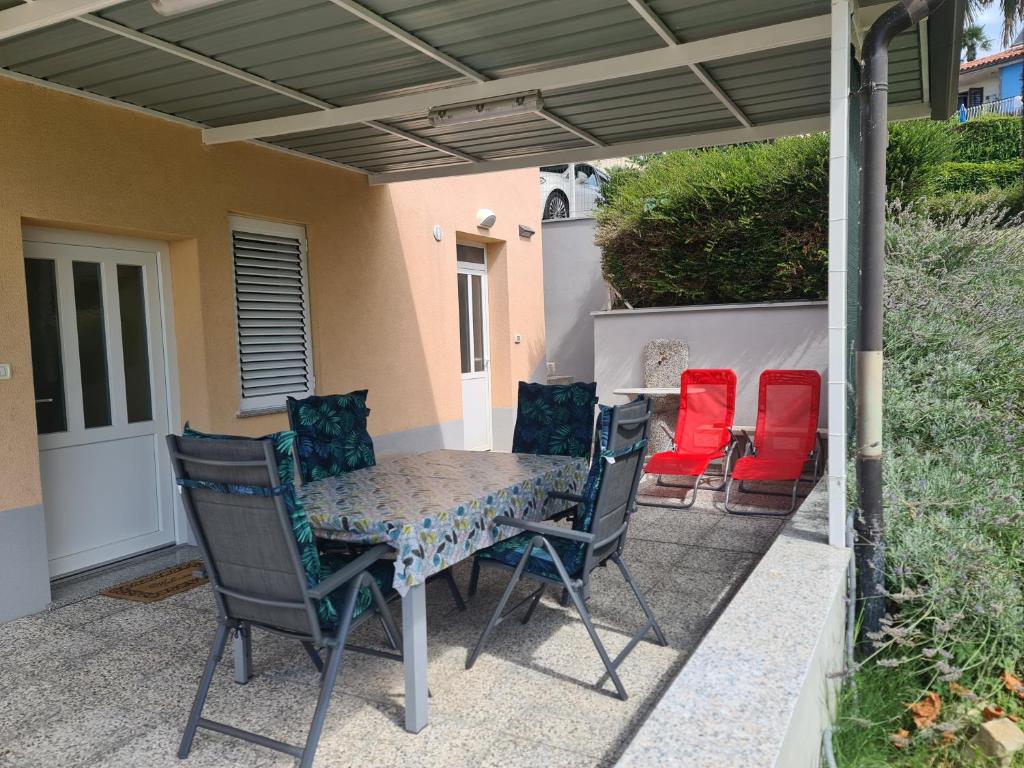 Patio nebo venkovní prostory v ubytování Sunshine apartment 3