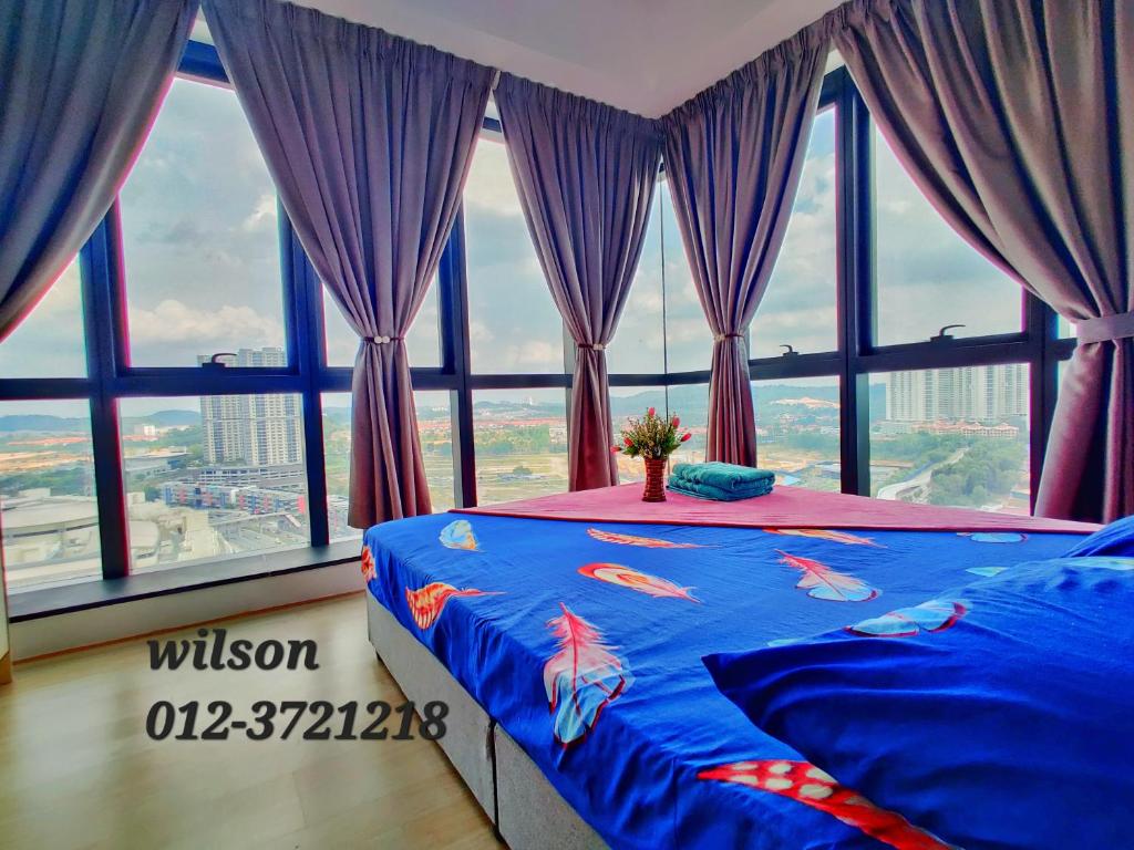 Schlafzimmer mit einem Bett mit violetten Vorhängen und Fenstern in der Unterkunft 20 BukitJalil Pavilion - 2bedroom - HighFloor - 吉隆坡 in Kuala Lumpur