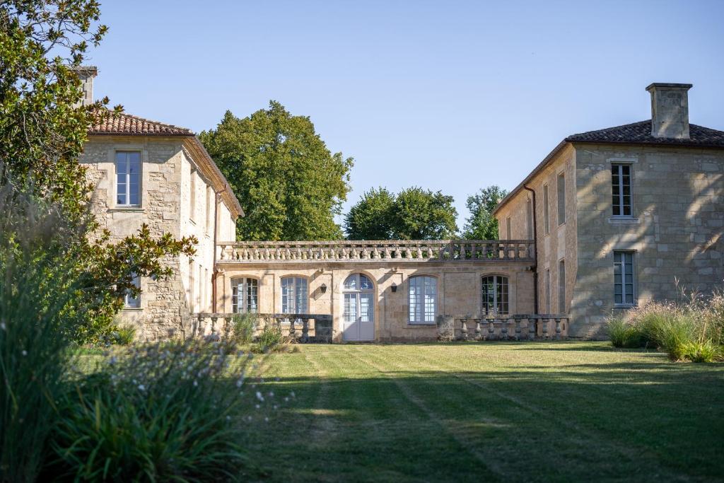 Château de Ferrand في سانت إميليون: منزل حجري قديم مع ساحة كبيرة