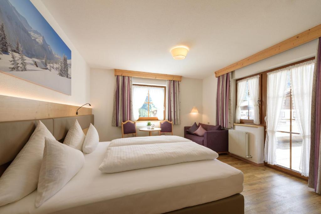Postel nebo postele na pokoji v ubytování Landhaus Strolz