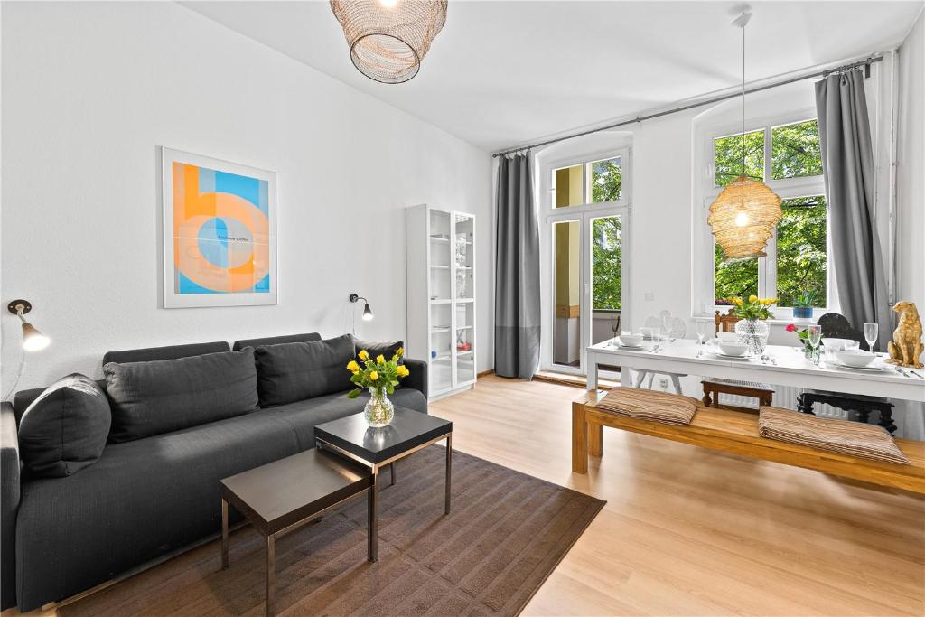 salon z kanapą i stołem w obiekcie Holiday 33 Apartments EFG Schönhauser Allee mit Balkon w Berlinie