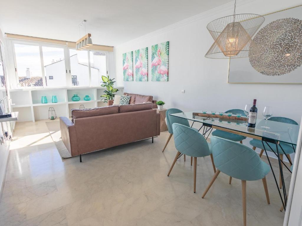 sala de estar con sofá y mesa de cristal en Romantic, Jacuzzi, Pet-Friendly, Cosy Duplex Penthouse, 2min walk to Marina, en Marbella