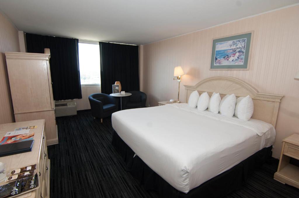 Postel nebo postele na pokoji v ubytování Ramada by Wyndham North Bergen