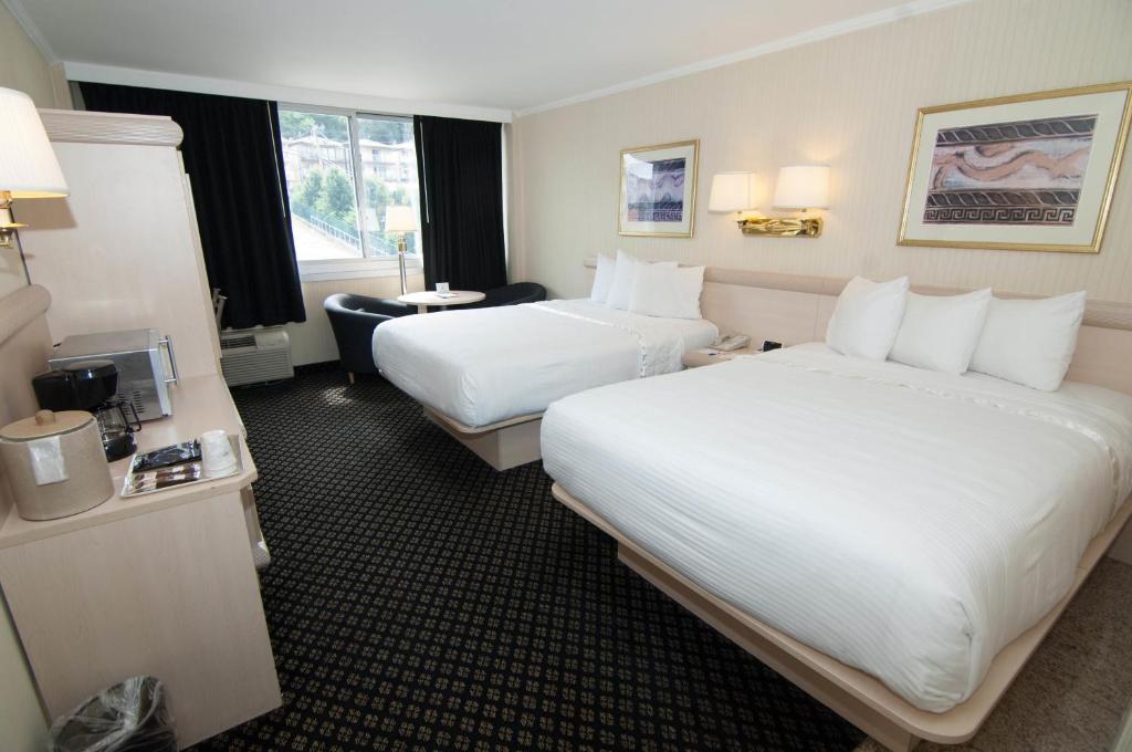 Postel nebo postele na pokoji v ubytování Ramada by Wyndham North Bergen