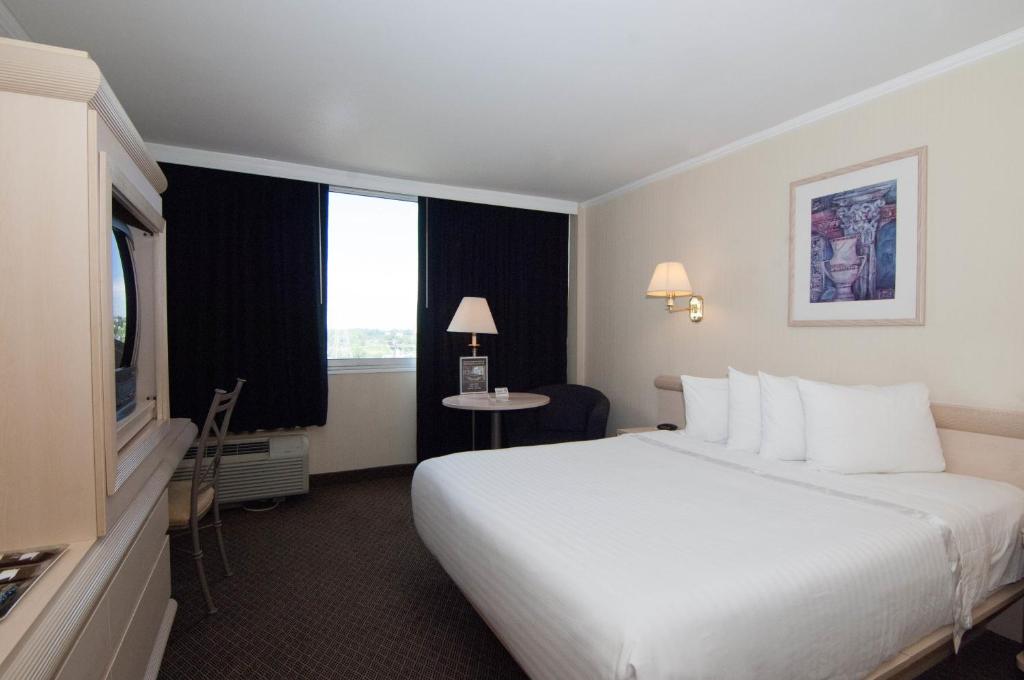 Postel nebo postele na pokoji v ubytování Ramada by Wyndham North Bergen