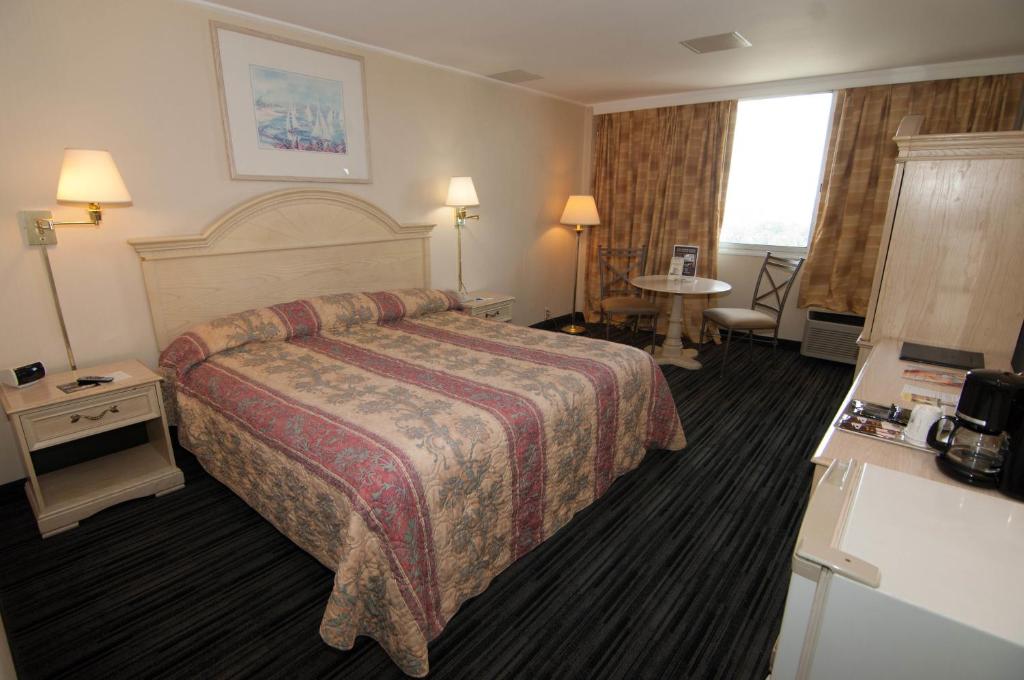 Postel nebo postele na pokoji v ubytování Ramada by Wyndham North Bergen