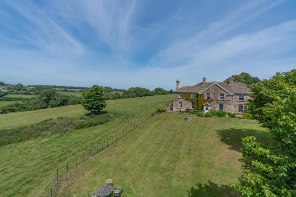 Vue aérienne d'une maison sur une colline herbeuse dans l'établissement Bluebell Cottage, à Chippenham