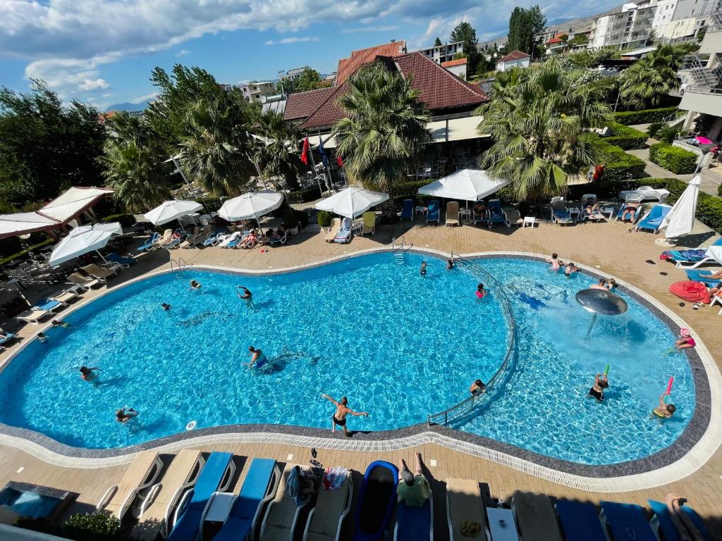 Bazén v ubytování Godija Hotel & Suites nebo v jeho okolí