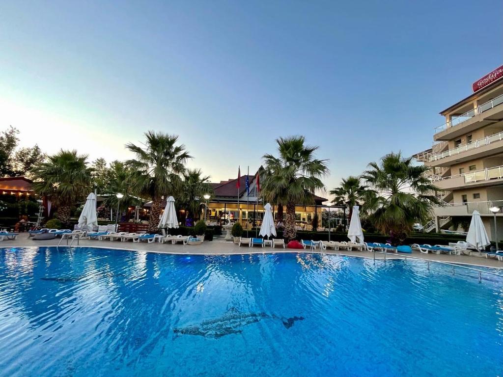 Godija Hotel & Suites - Image 8