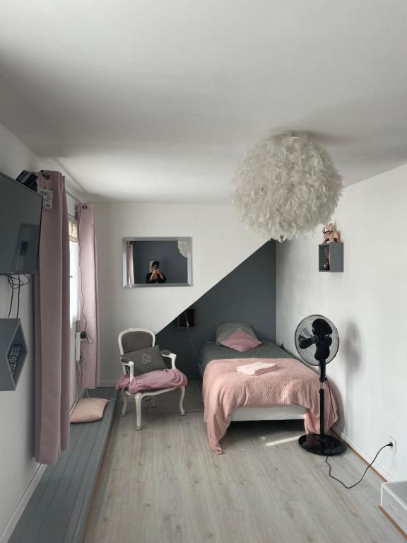 Ένα ή περισσότερα κρεβάτια σε δωμάτιο στο Chambre celia lits séparés