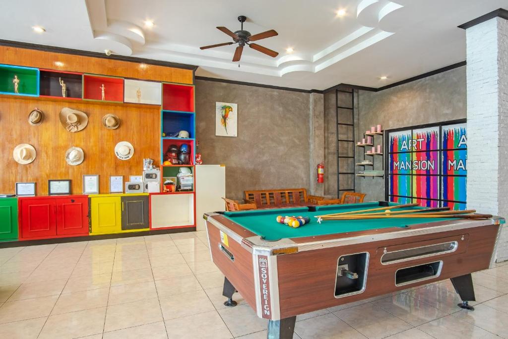 Biliár nebo kulečník v ubytování Art Mansion Patong Hotel