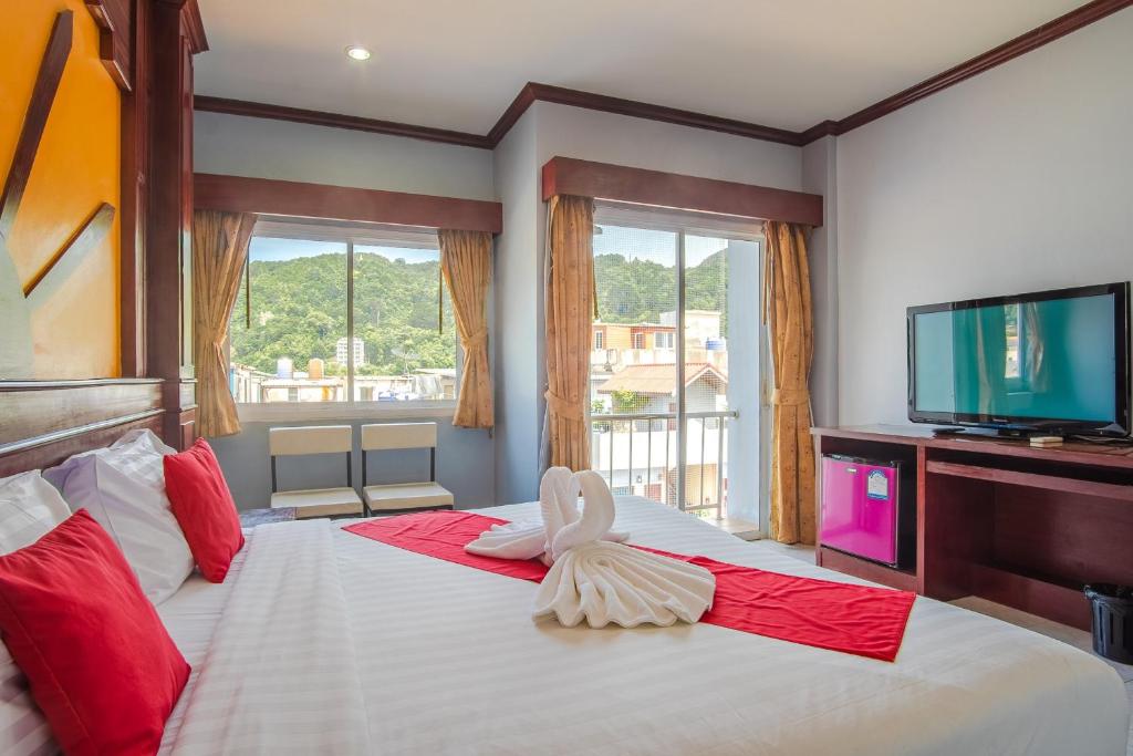 Postel nebo postele na pokoji v ubytování Art Mansion Patong Hotel