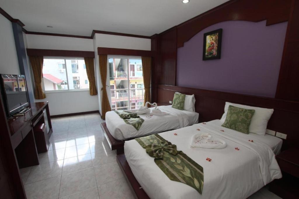 Postel nebo postele na pokoji v ubytování Art Mansion Patong Hotel