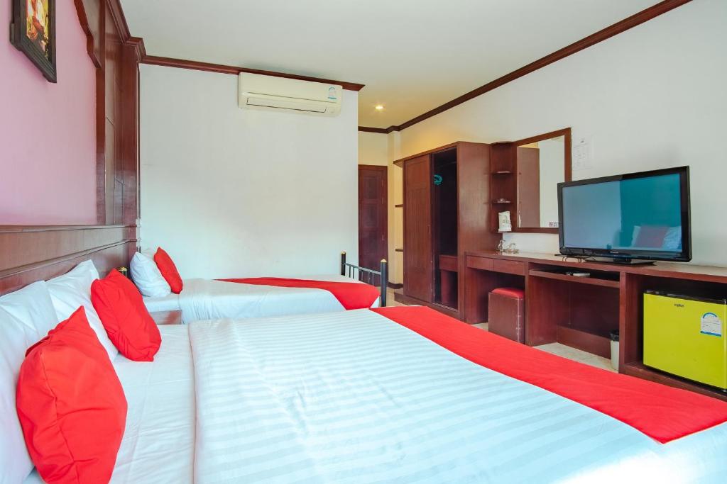 Postel nebo postele na pokoji v ubytování Art Mansion Patong Hotel