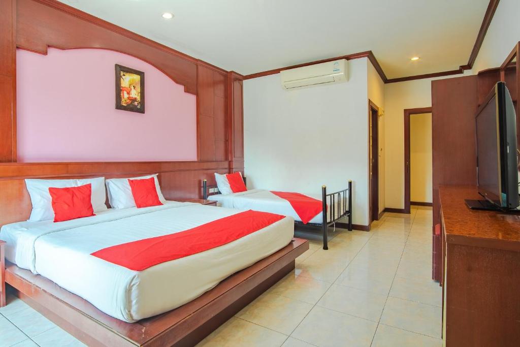 Postel nebo postele na pokoji v ubytování Art Mansion Patong Hotel