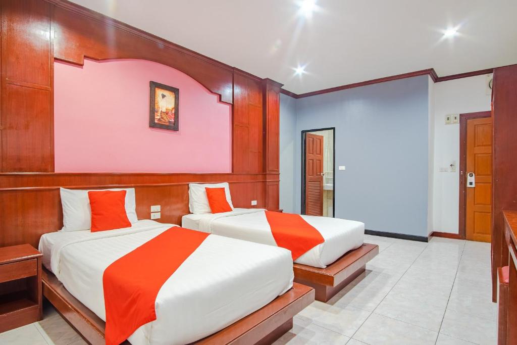 Postel nebo postele na pokoji v ubytování Art Mansion Patong Hotel