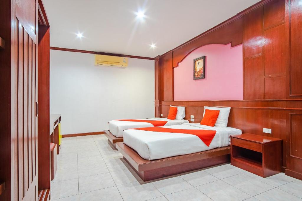 Postel nebo postele na pokoji v ubytování Art Mansion Patong Hotel