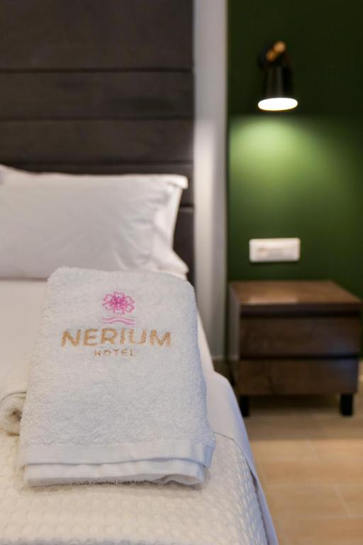 Uma cama ou camas num quarto em NERIUM Hotel