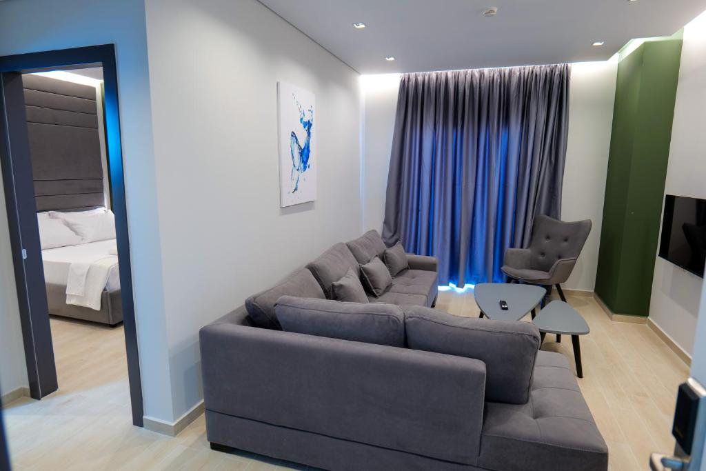 Uma área de estar em NERIUM Hotel