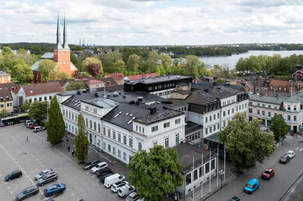 an aerial view of a city with cars parked in a parking lot at Elite Stadshotellet Växjö in Växjö