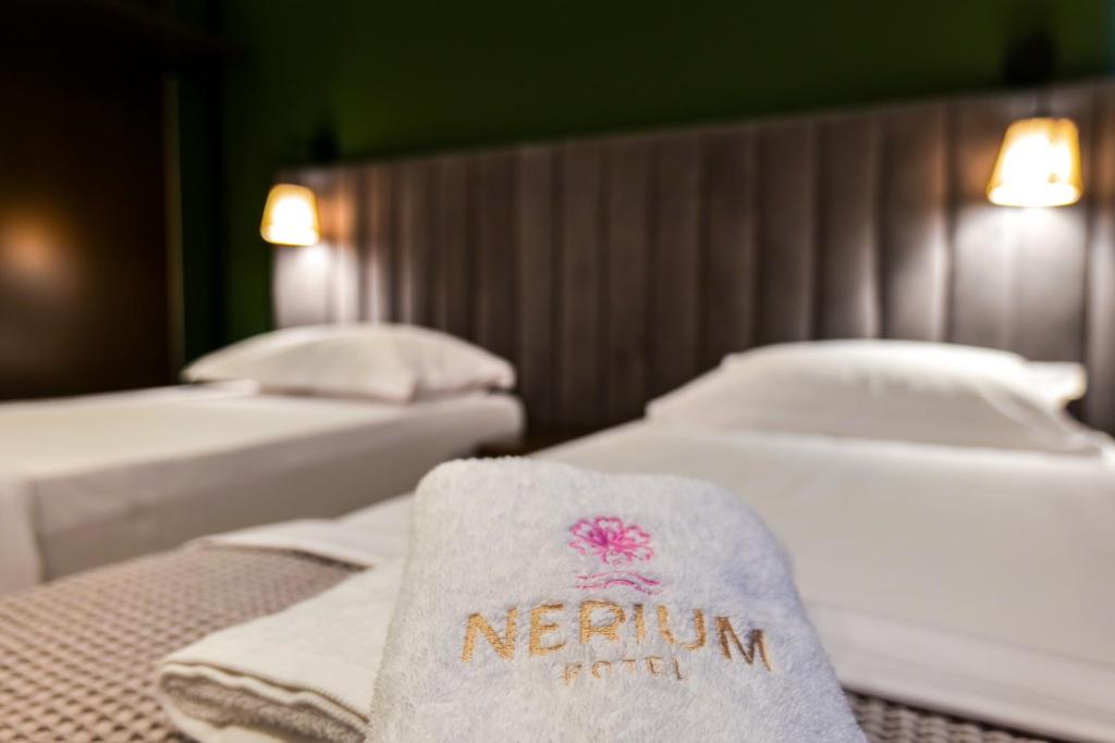 Uma cama ou camas num quarto em NERIUM Hotel