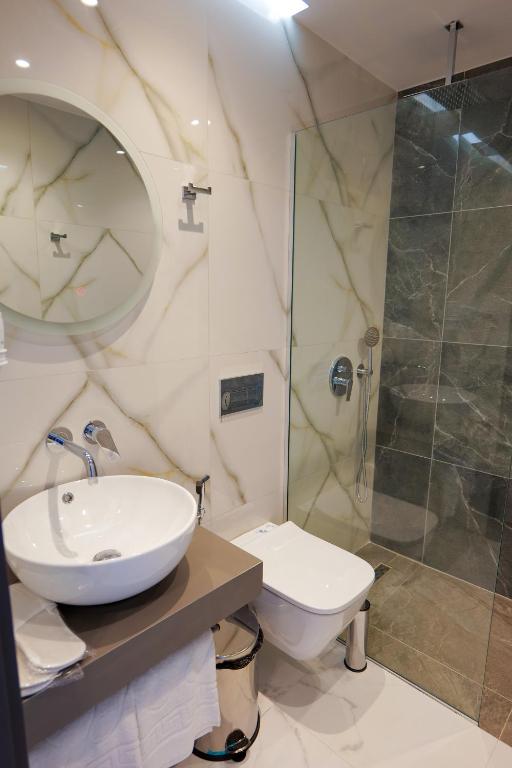 Uma casa de banho em NERIUM Hotel