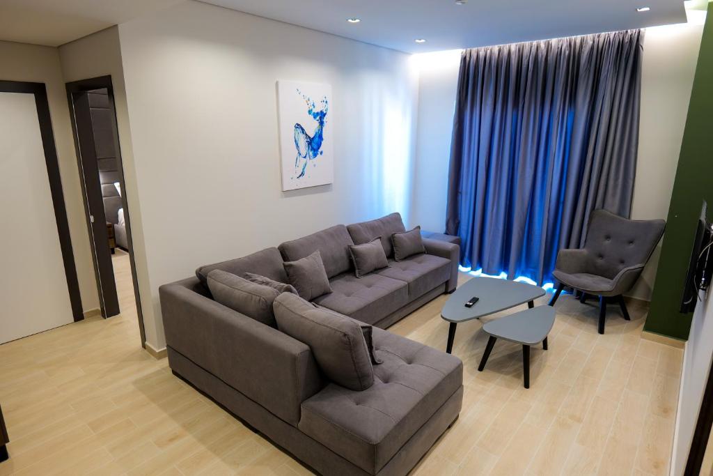 Uma área de estar em NERIUM Hotel