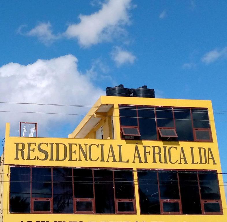 ein gelbes Gebäude mit den Worten residentialarial aricaida in der Unterkunft RESIDENCIAL AFRICA,LDA-NAMPULA in Nampula