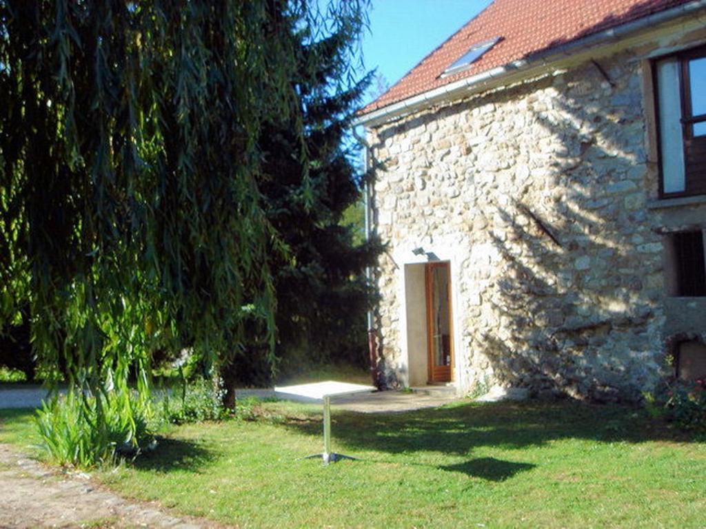 een stenen huis met een bord ervoor bij Maison de 3 chambres avec jardin amenage et wifi a Coulombs en Valois in Mary-sur-Marne