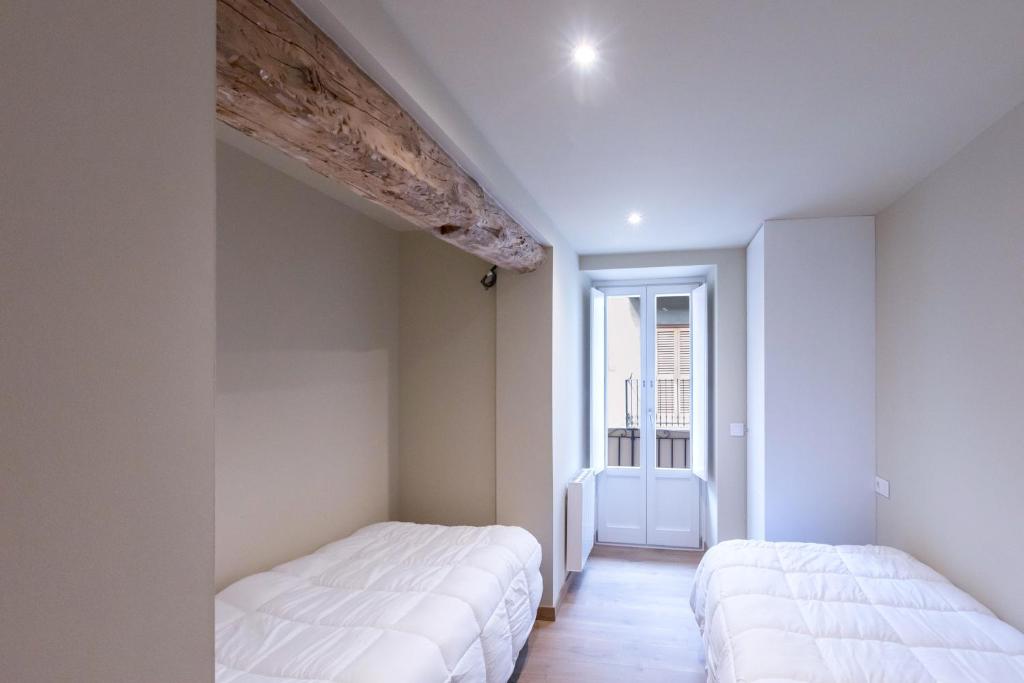Posteľ alebo postele v izbe v ubytovaní HERITAGE APARTMENTS CERDANYA al carrer Major i parking
