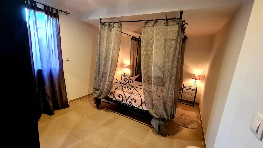 Tempat tidur dalam kamar di Appartement Caroline