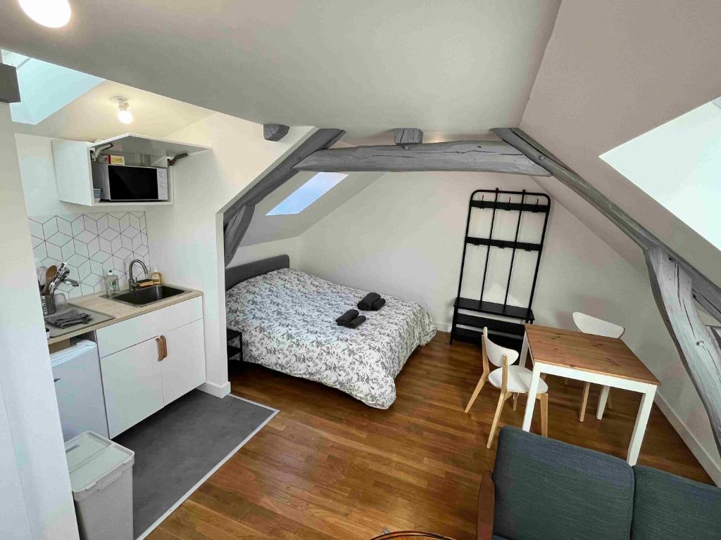 1 dormitorio con 1 cama y 1 mesa en una habitación en Hyper centre ville STUDIO, en Angers
