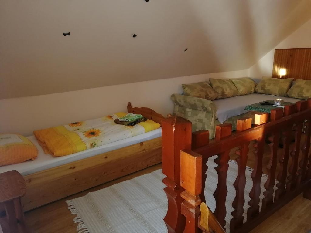 Łóżko lub łóżka w pokoju w obiekcie Krezo Ház