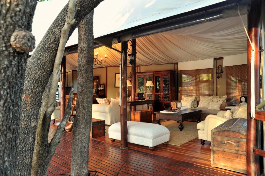 Posezení v ubytování Hamiltons Tented Camp